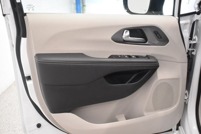 Used 2024 Chrysler Pacifica Touring-L FWD image 19