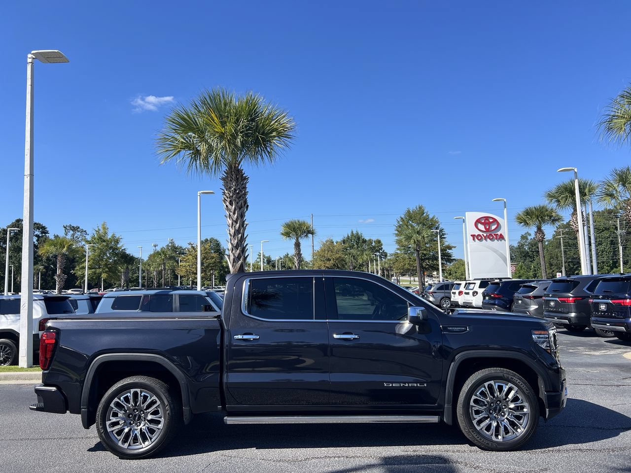 Used 2023 GMC Sierra 1500 Denali Ultimate AWD/4WD image 11