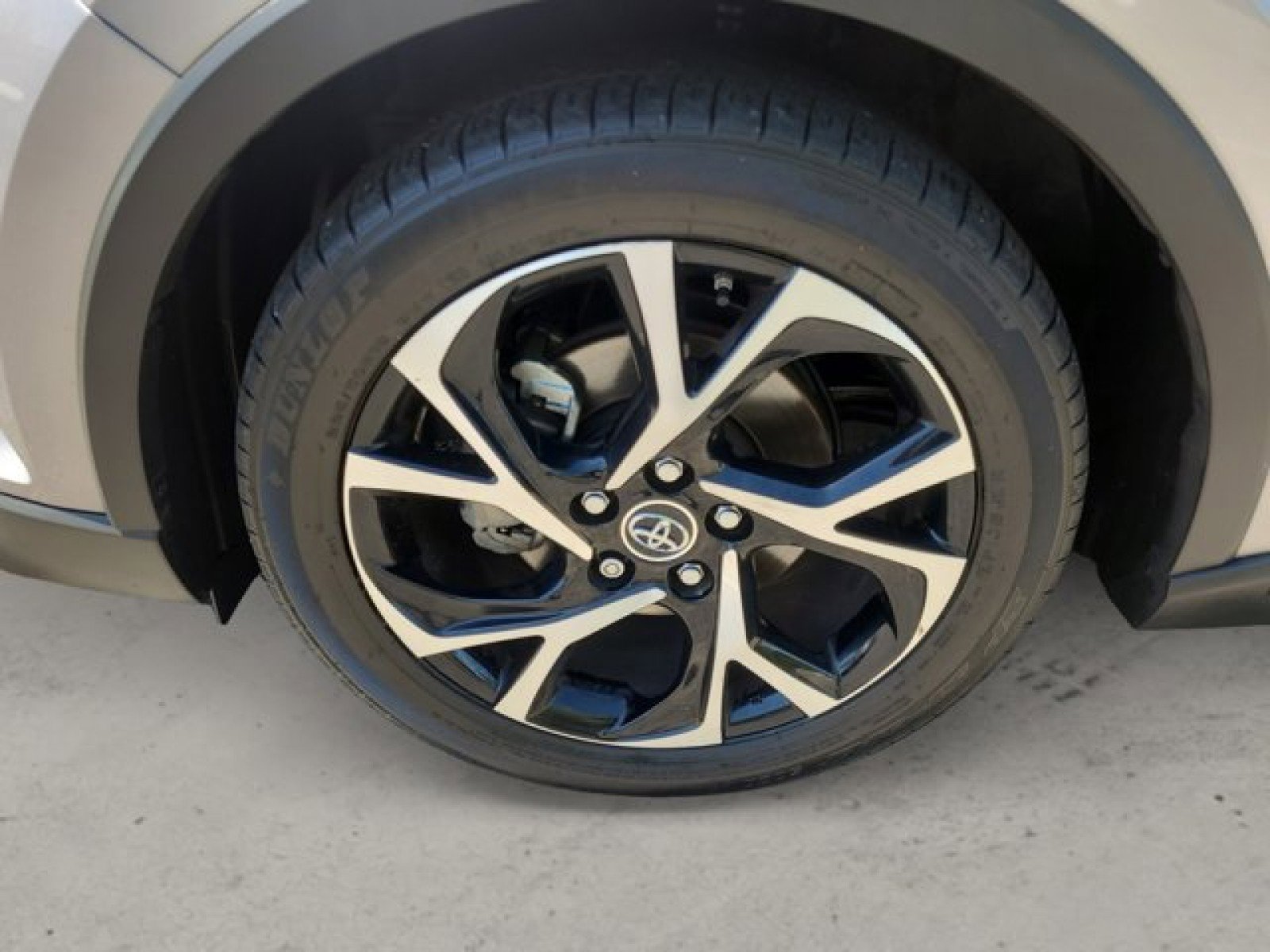 Used 2019 Toyota C-HR XLE image 10