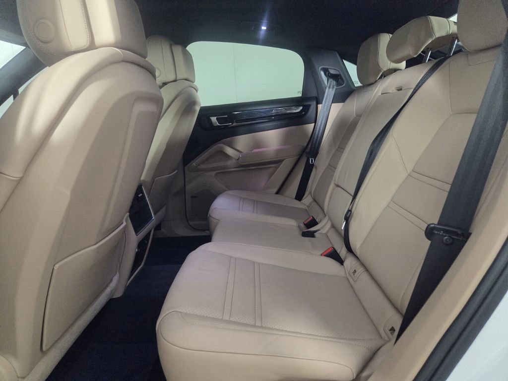 Used 2023 Porsche Cayenne Platinum Edition image 26