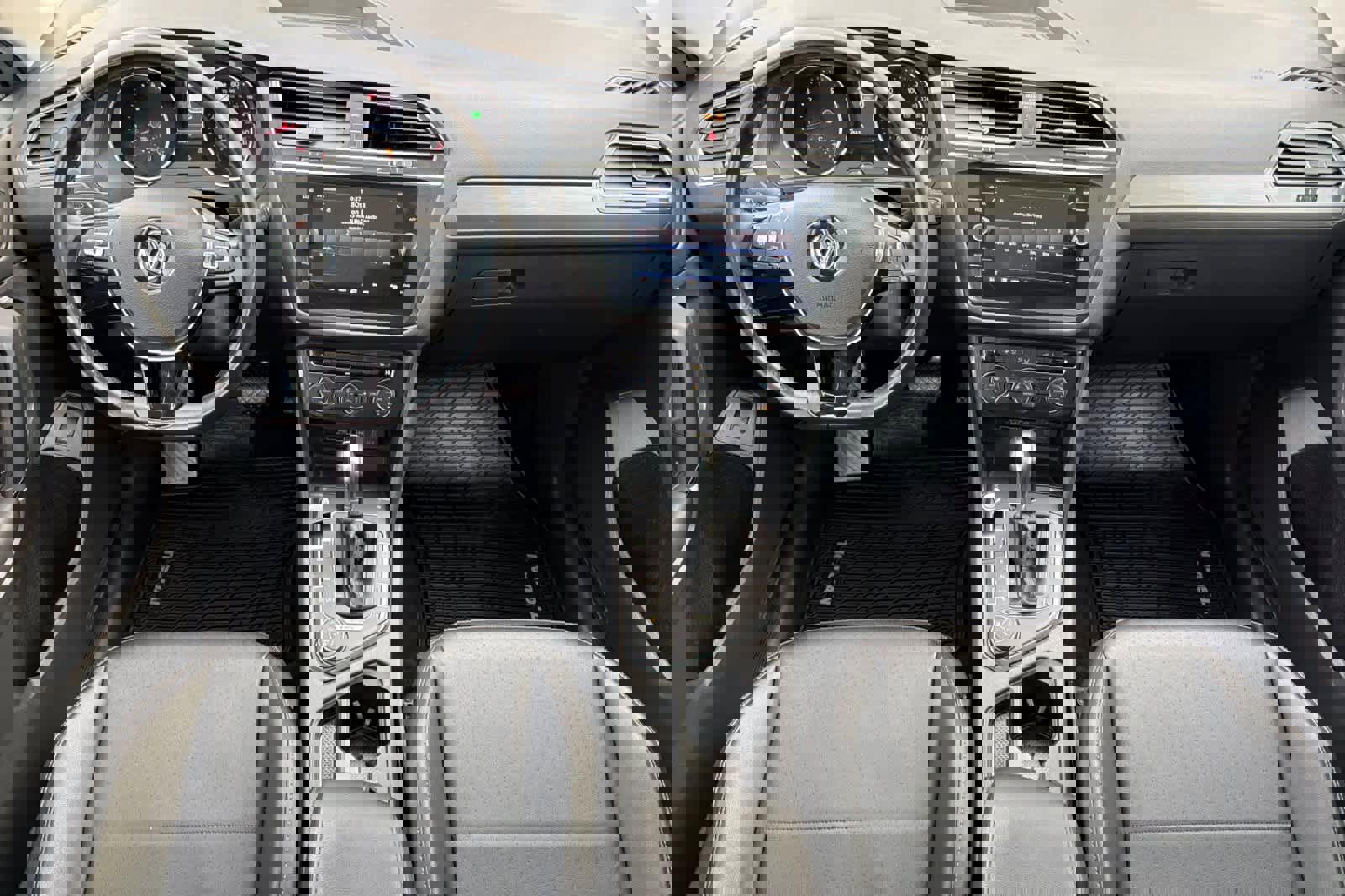 Used 2018 Volkswagen Tiguan SEL image 3