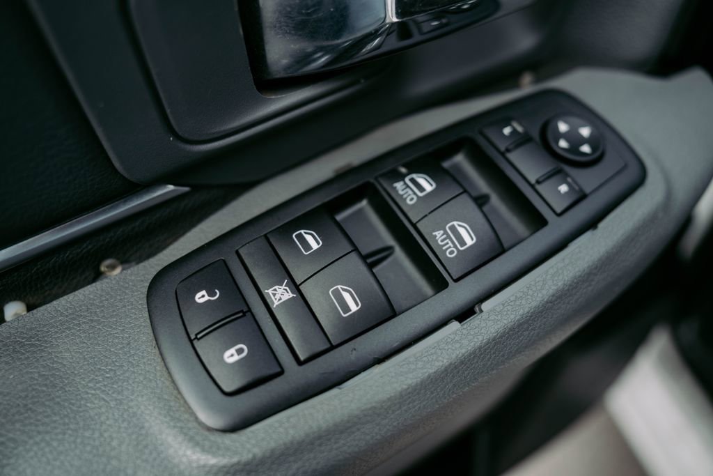 Used 2014 RAM 1500 Classic SLT w/ Luxury Group image 19