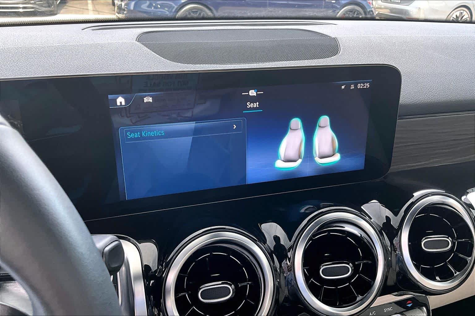 Used 2025 Mercedes-Benz GLB 250 image 36