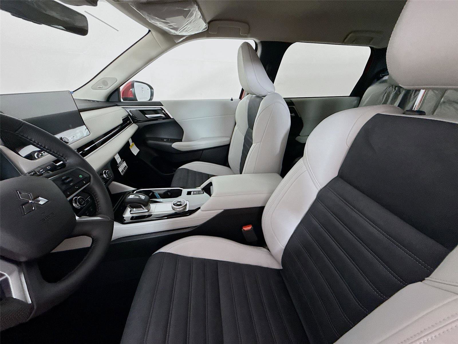New 2025 Mitsubishi Outlander SE image 12