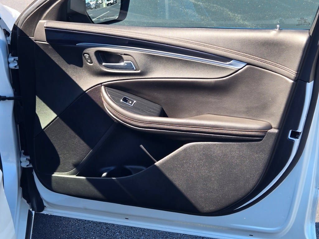 Used 2017 Chevrolet Impala LT w/ Convenience Package FWD image 5