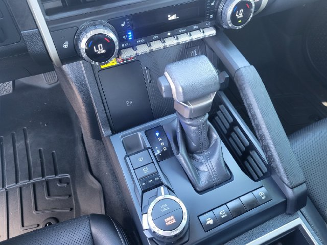 Used 2024 Toyota Tacoma Limited w/ Limited Package (LT) AWD/4WD image 19
