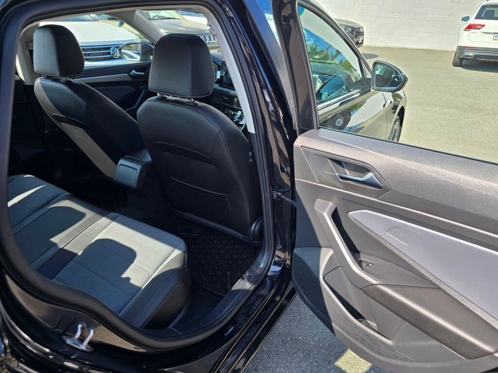 Certified 2025 Volkswagen Jetta SE FWD image 13