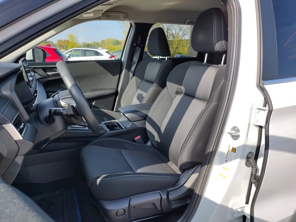 Used 2023 Mitsubishi Outlander ES image 2