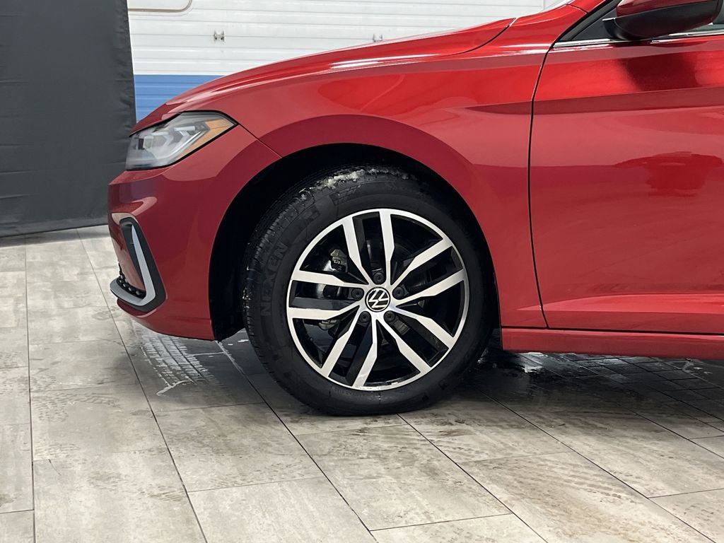 Used 2025 Volkswagen Jetta SE w/ Sunroof Package image 33