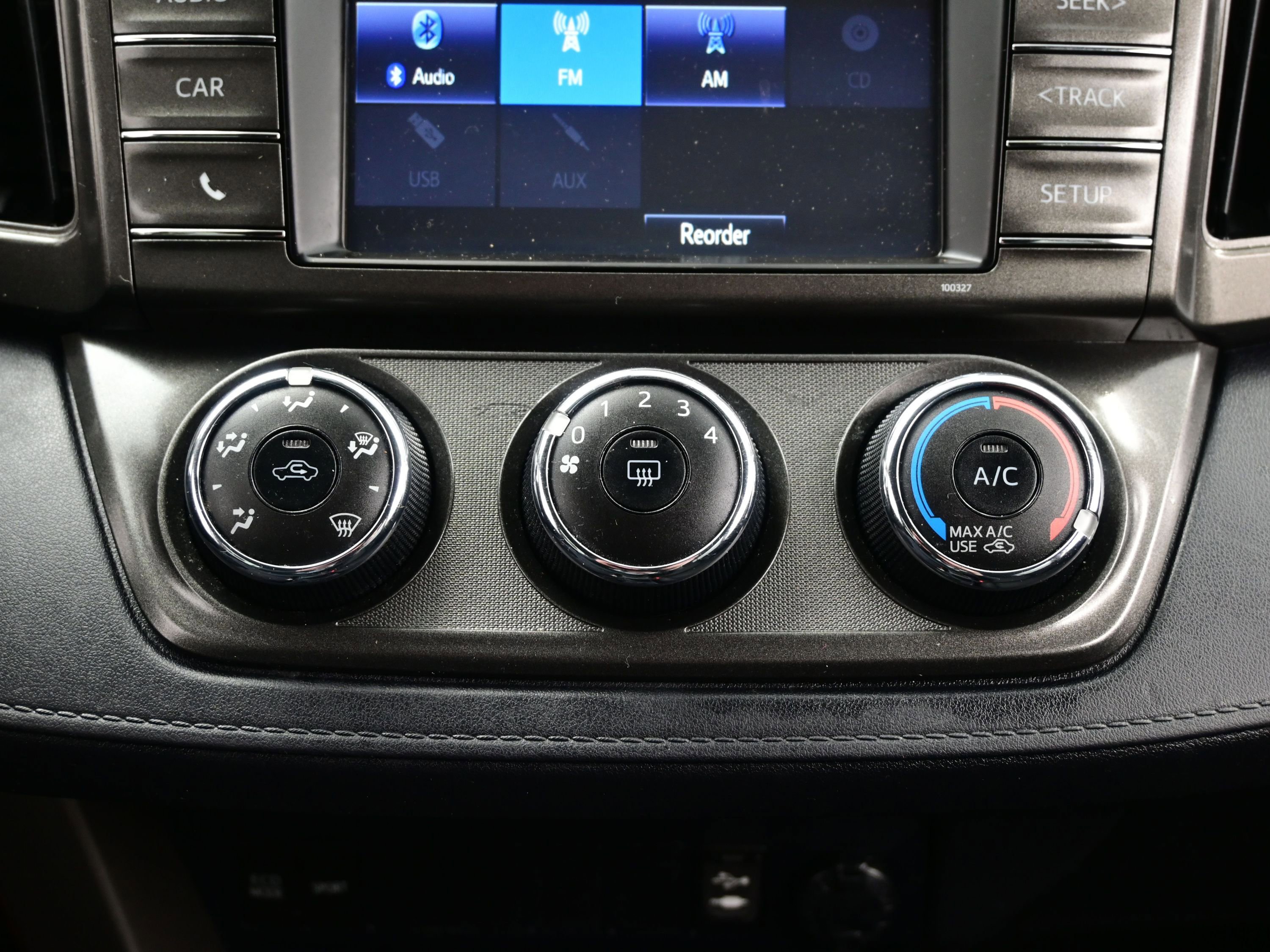 Used 2014 Toyota RAV4 LE image 19