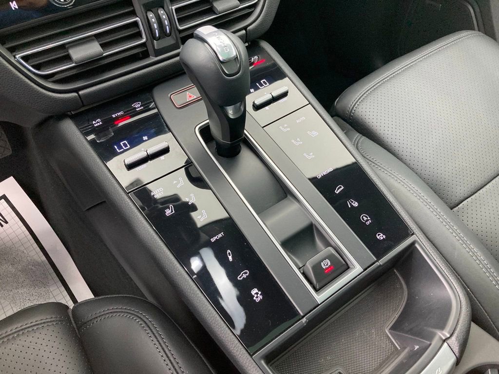 Certified 2022 Porsche Macan AWD/4WD image 13