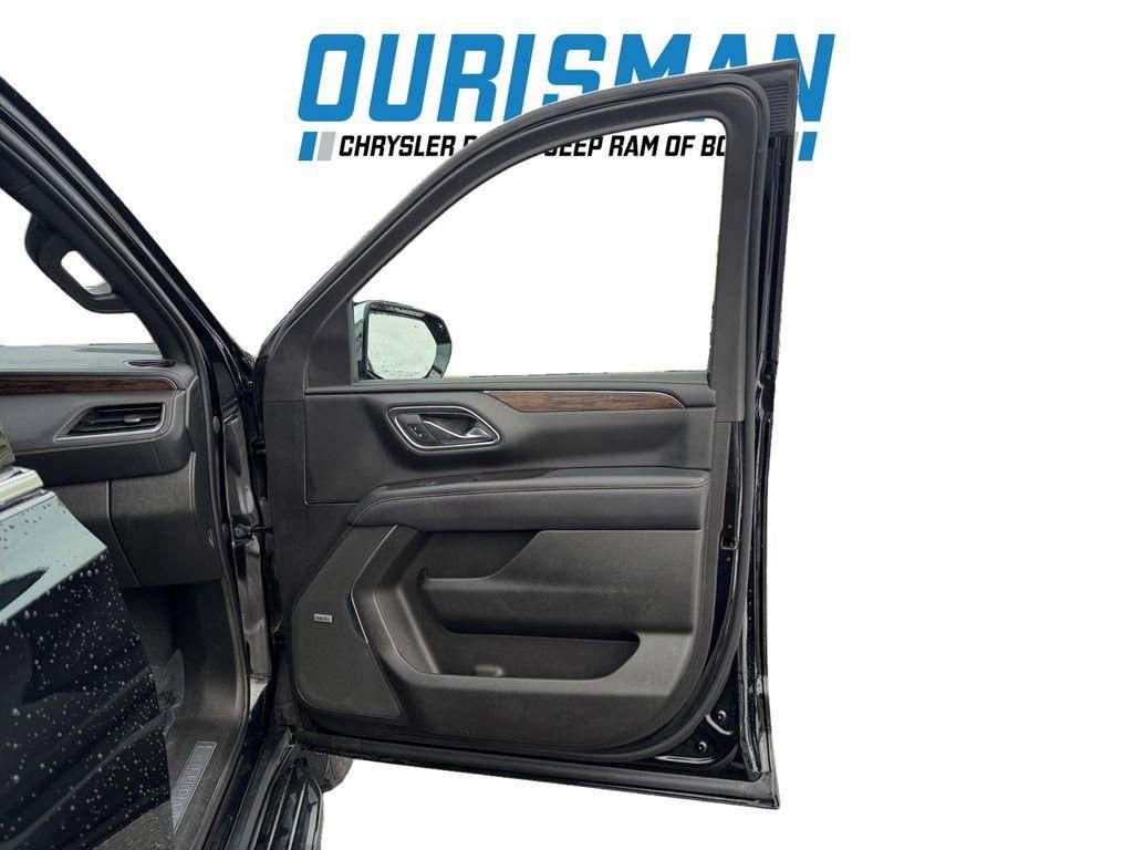 Used 2023 Chevrolet Suburban Premier image 16