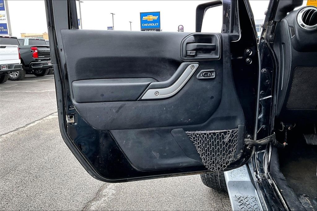 Used 2016 Jeep Wrangler Unlimited Sahara w/ Connectivity Group image 19