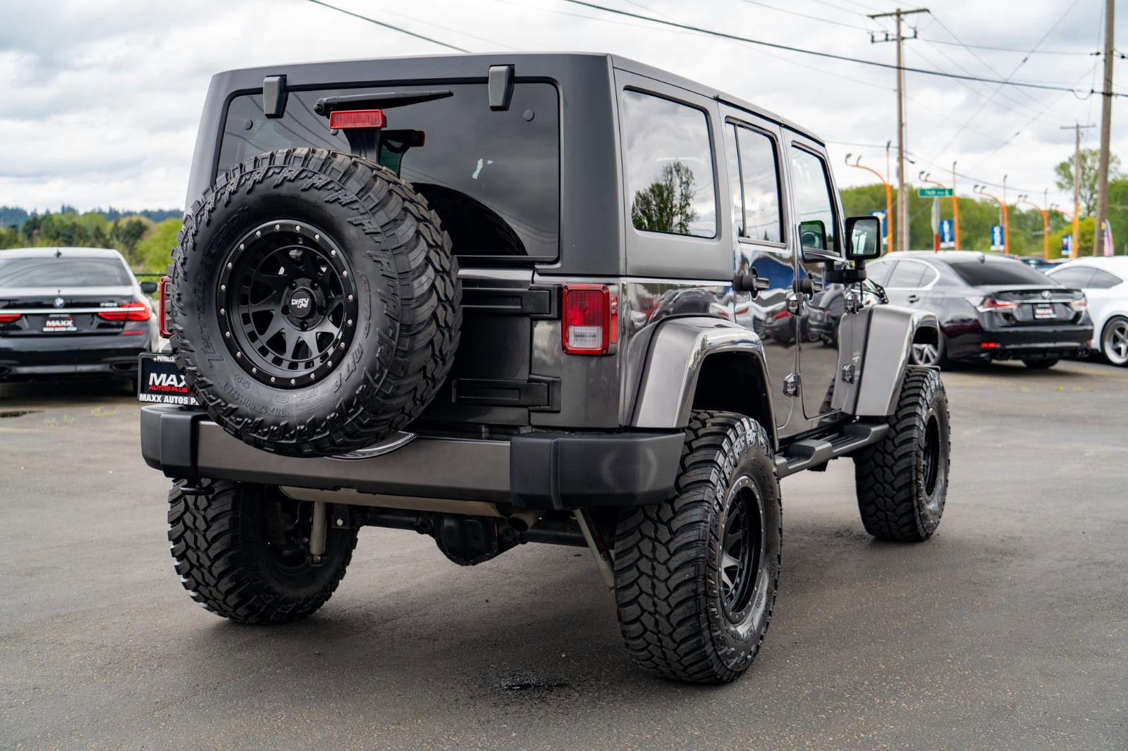 Used 2018 Jeep Wrangler Unlimited Sahara w/ Connectivity Group AWD/4WD image 11