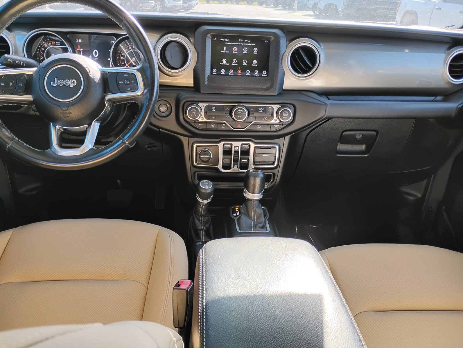 Used 2018 Jeep Wrangler Unlimited Sahara AWD/4WD image 15