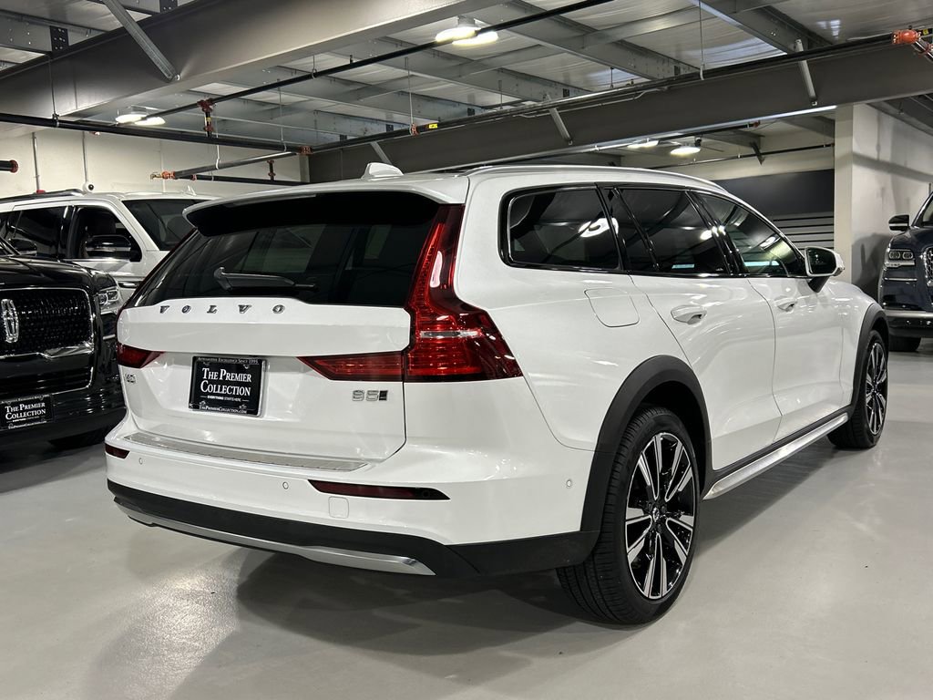 Used 2025 Volvo V60 B5 Cross Country Ultra AWD/4WD image 2