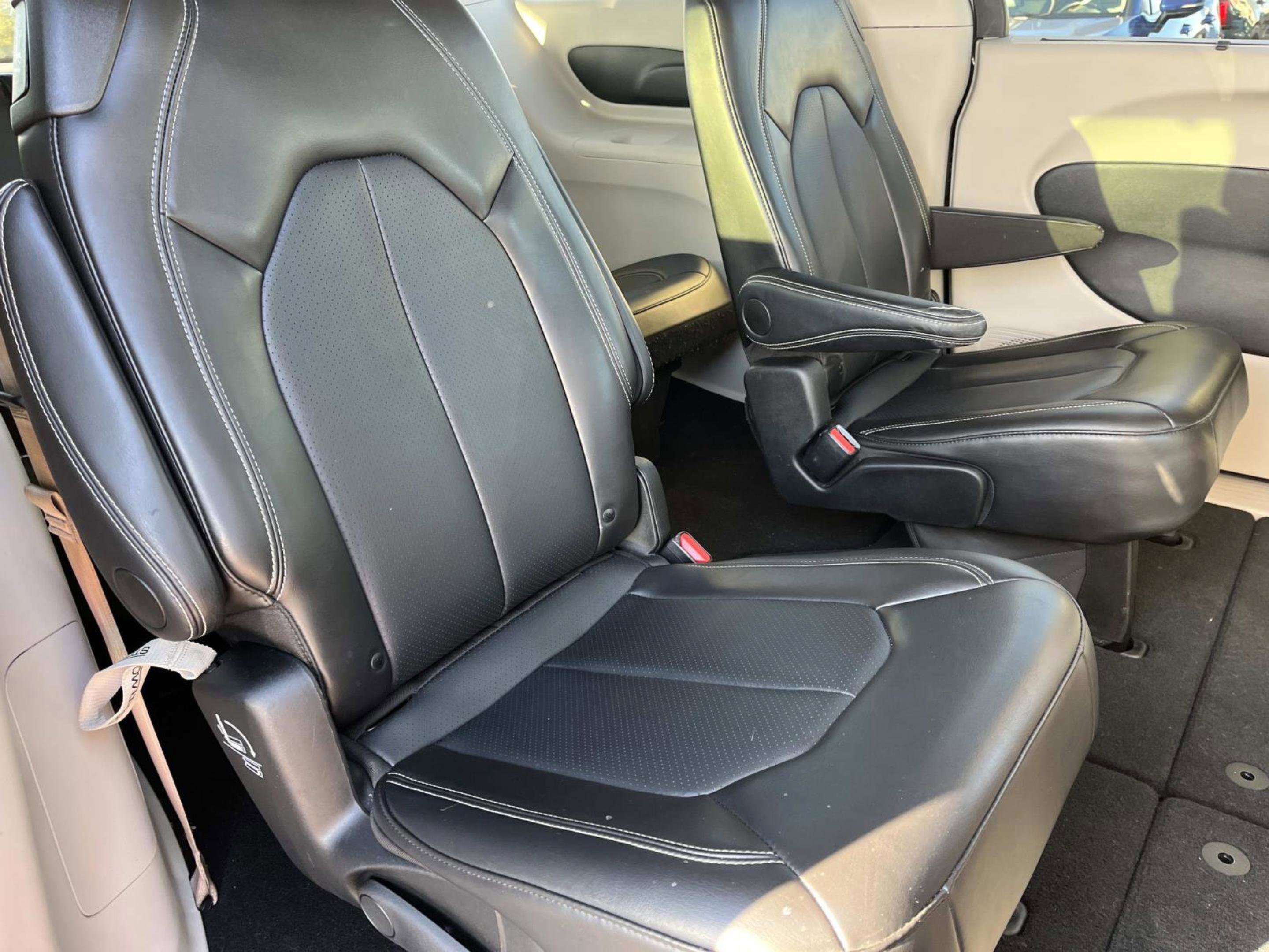 Used 2024 Chrysler Pacifica Touring-L image 25