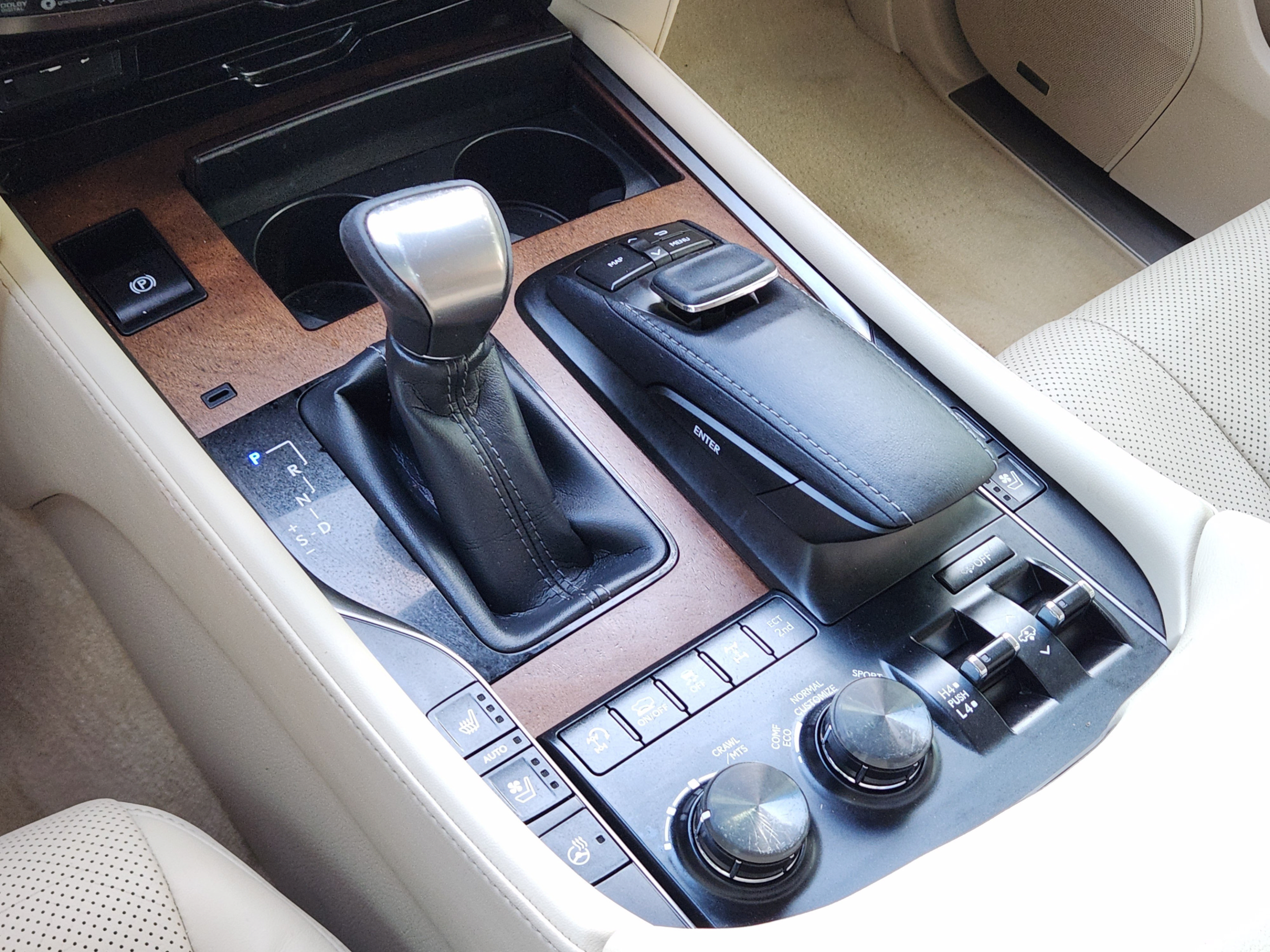 Used 2021 Lexus LX 570 4WD w/ Luxury Package image 16