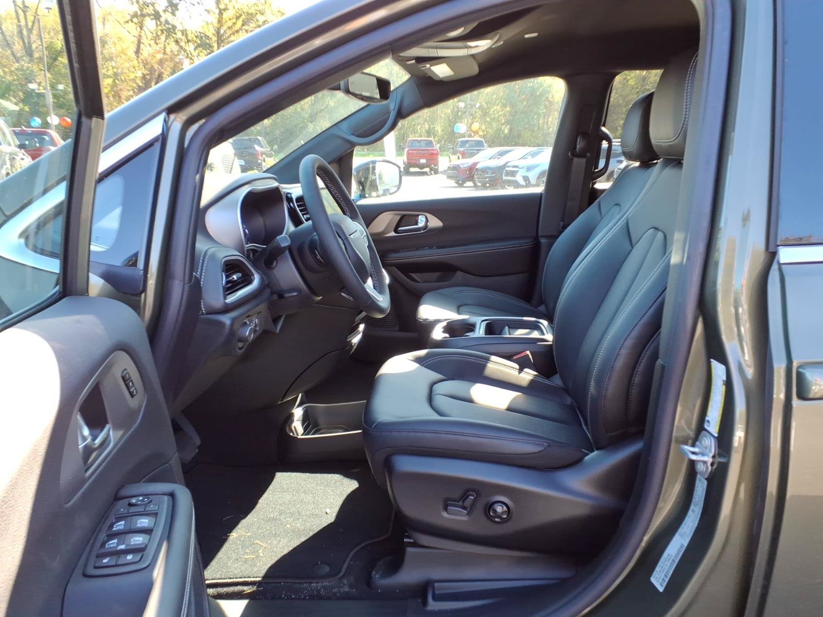 New 2027 Chrysler Pacifica Select AWD/4WD image 13