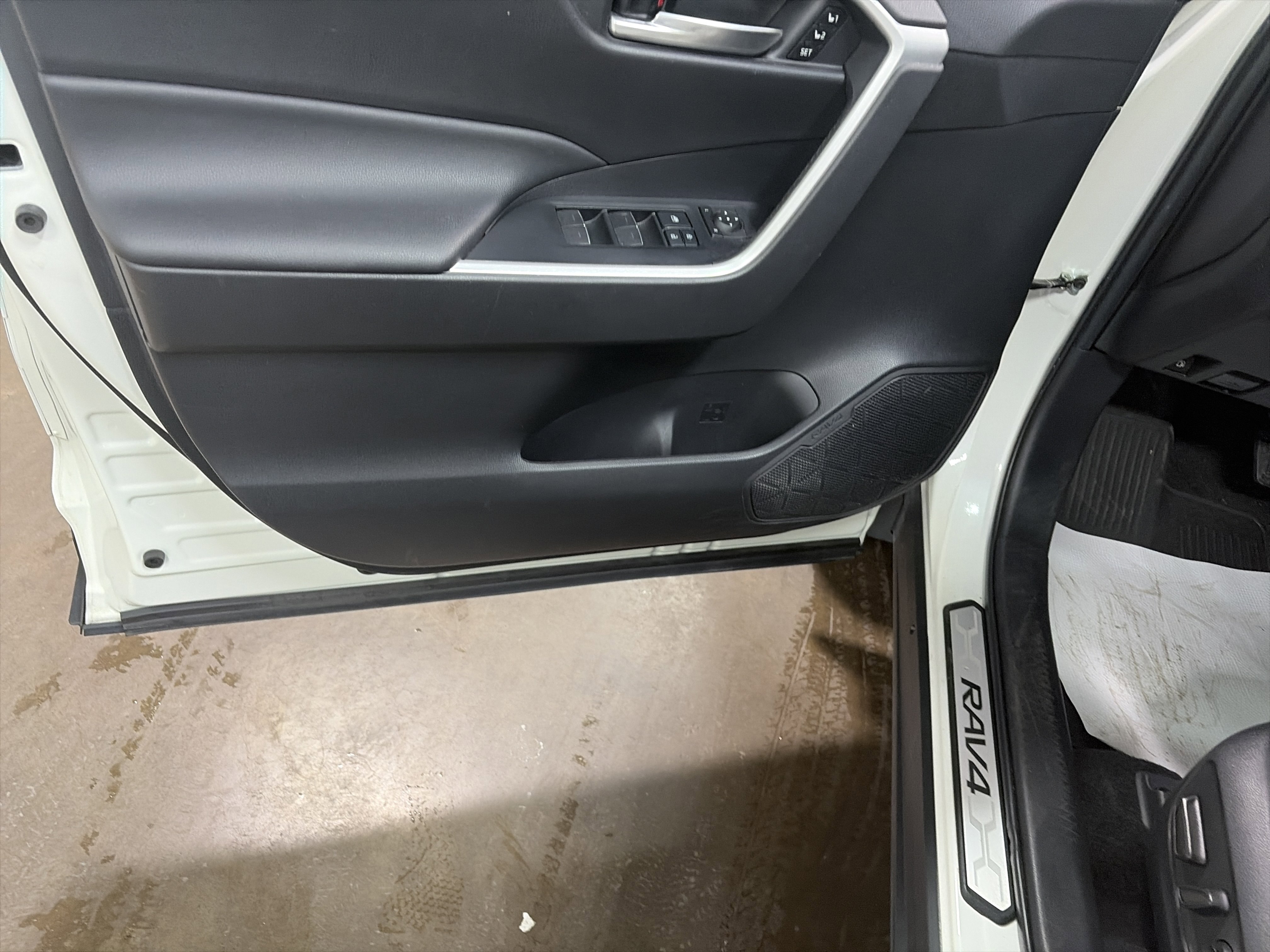 Used 2022 Toyota RAV4 XLE Premium image 13