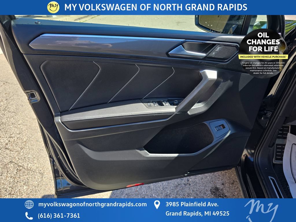 Used 2024 Volkswagen Tiguan SE R-Line AWD/4WD image 11