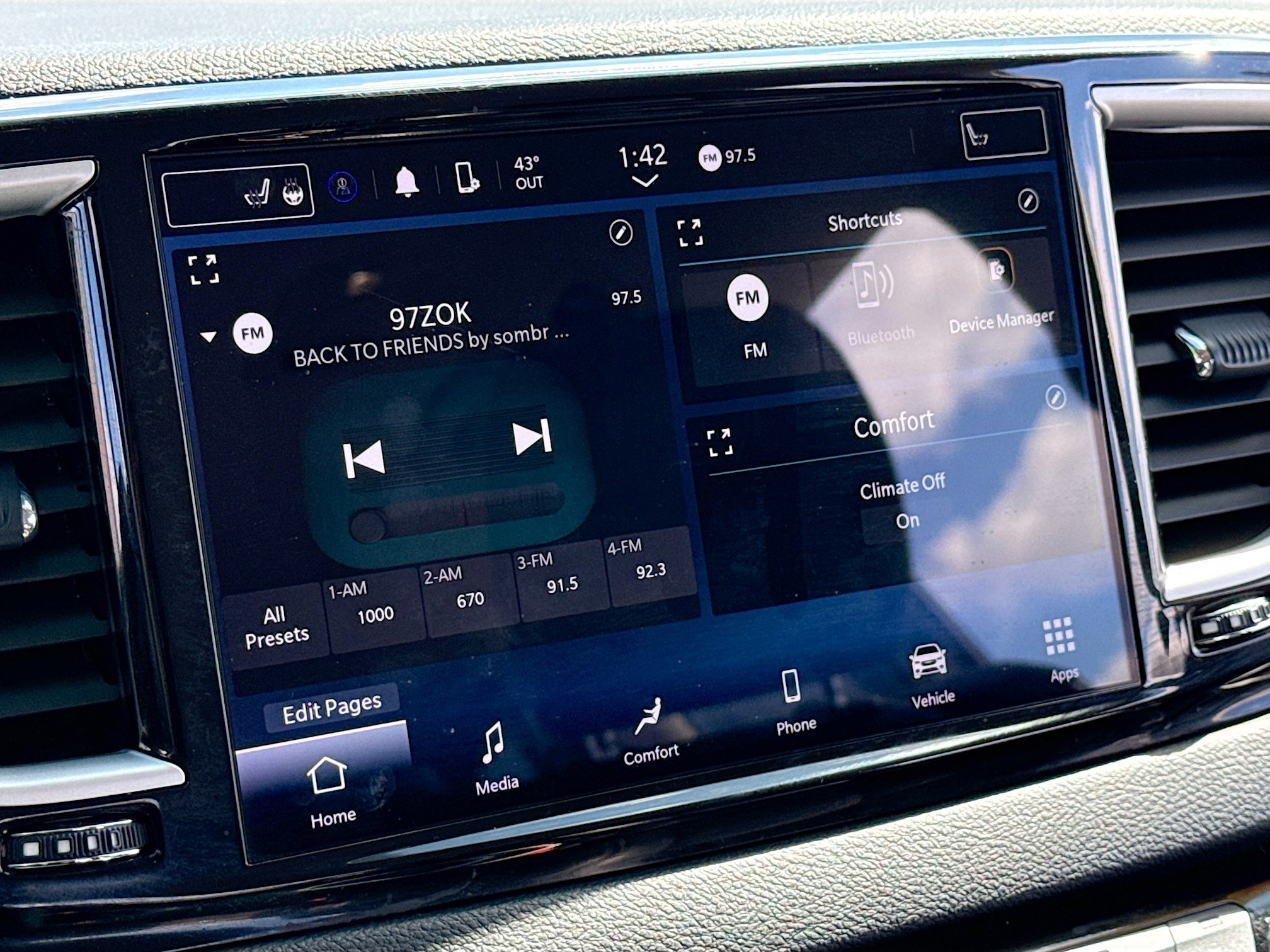 Used 2024 Chrysler Pacifica Touring-L FWD image 11