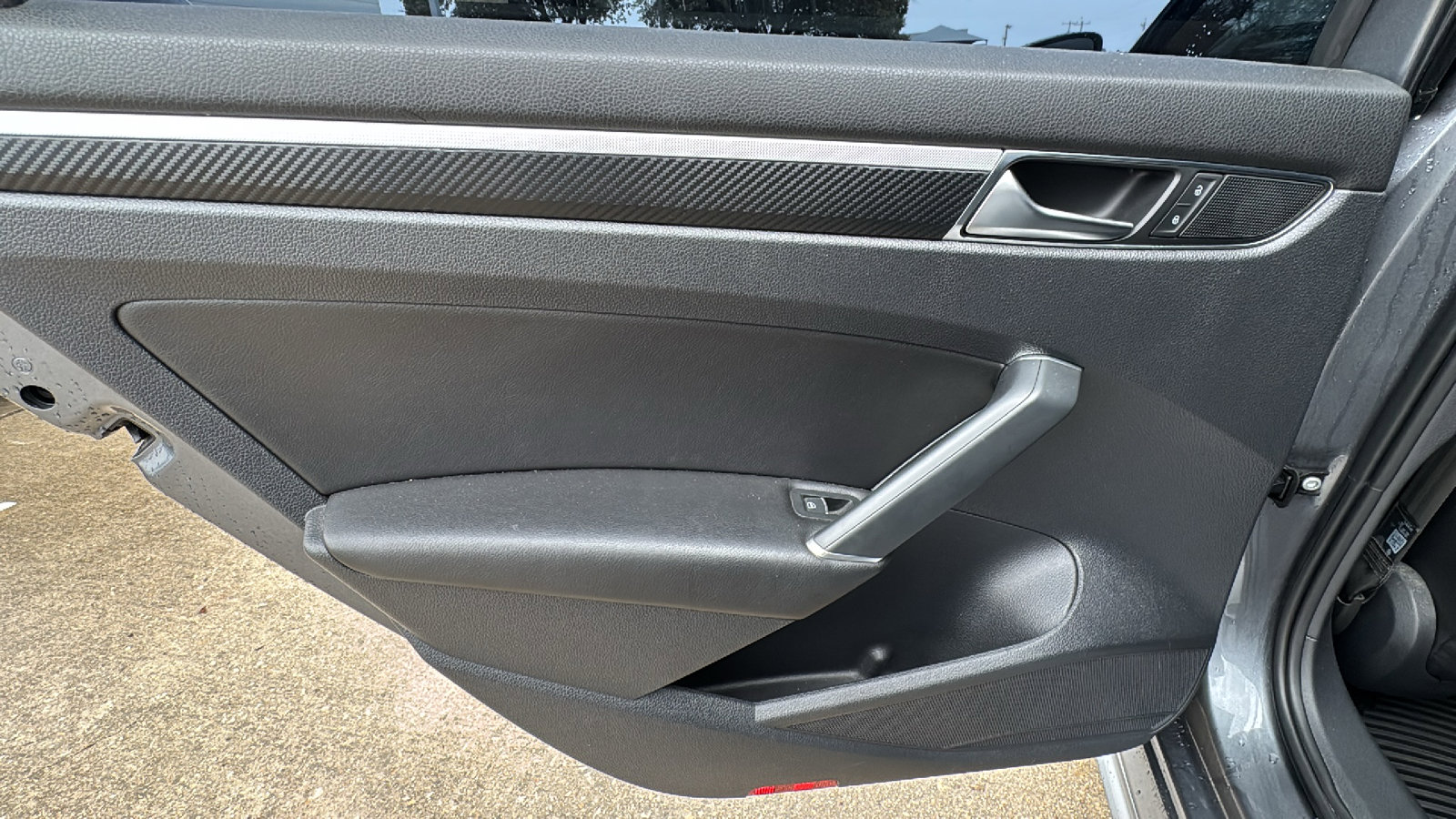 Used 2017 Volkswagen Passat 1.8T R-Line w/ R-Line Lighting Package image 15