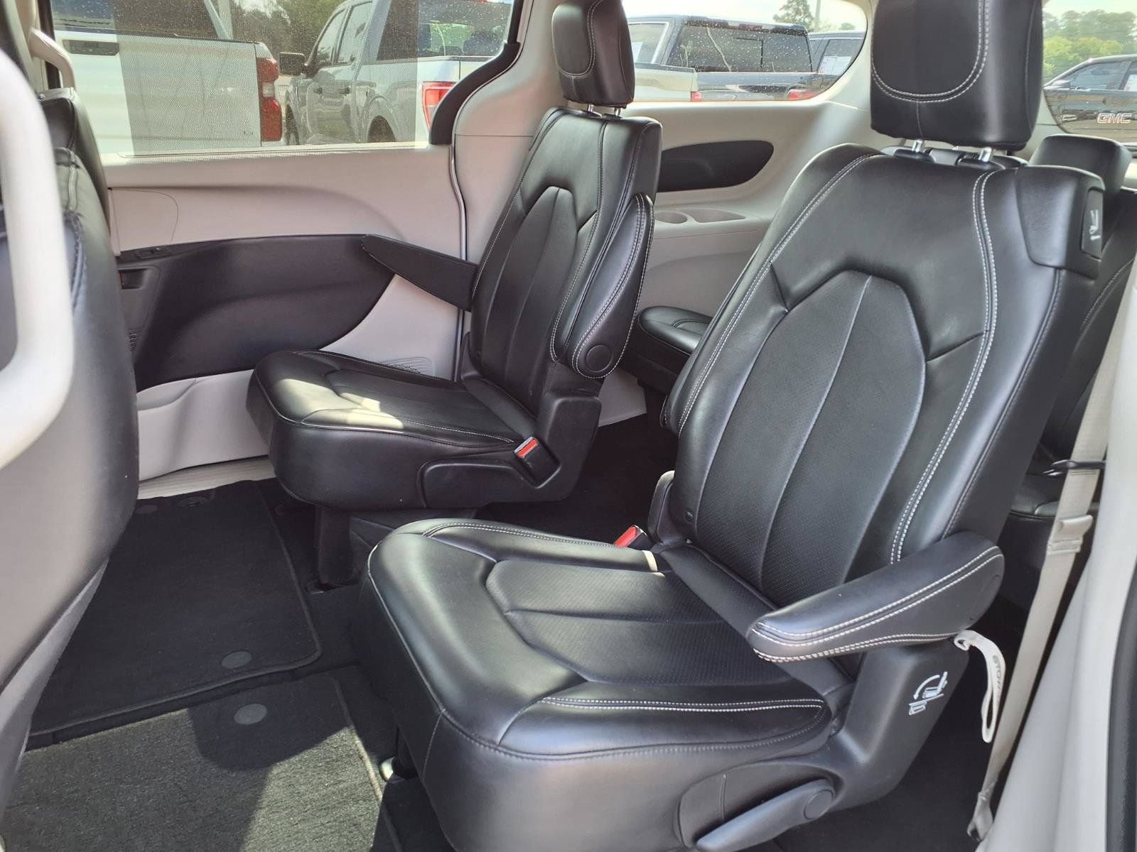 Used 2024 Chrysler Pacifica Touring-L FWD image 17