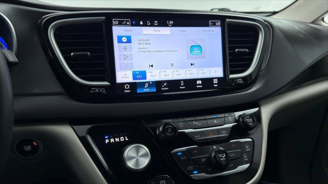 Used 2024 Chrysler Pacifica Touring-L FWD image 28