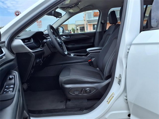 Used 2023 Jeep Grand Cherokee L Laredo image 12