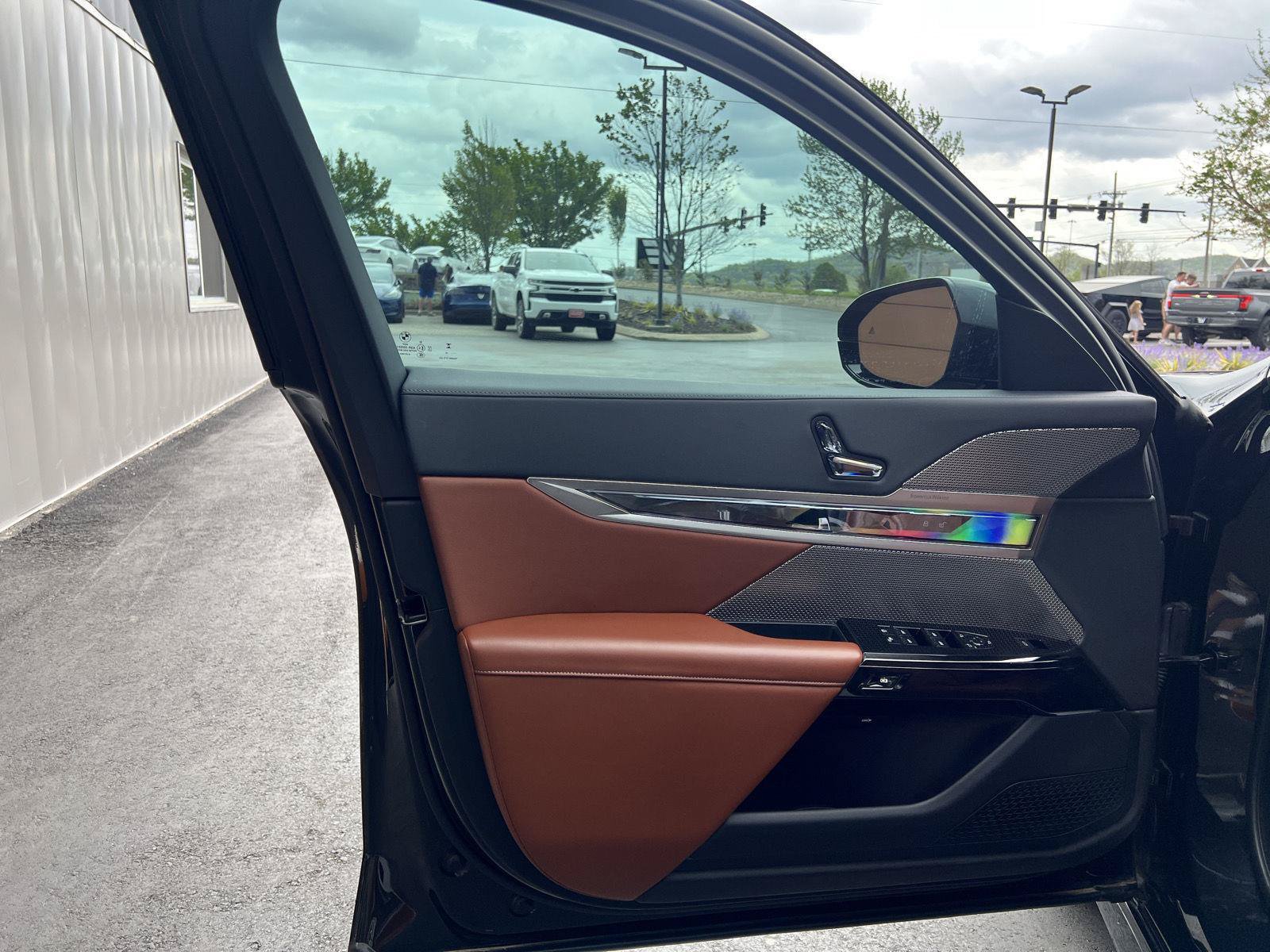 Used 2023 BMW i7 xDrive60 w/ Parking Assistance Package AWD/4WD image 9