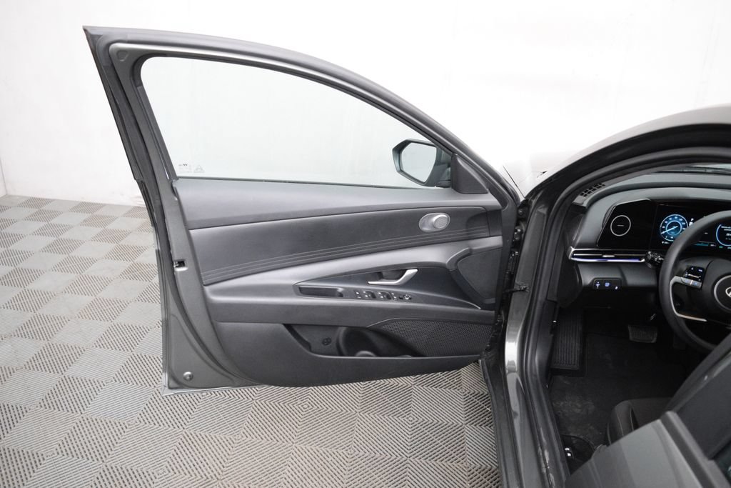 Used 2024 Hyundai Elantra Blue FWD image 9