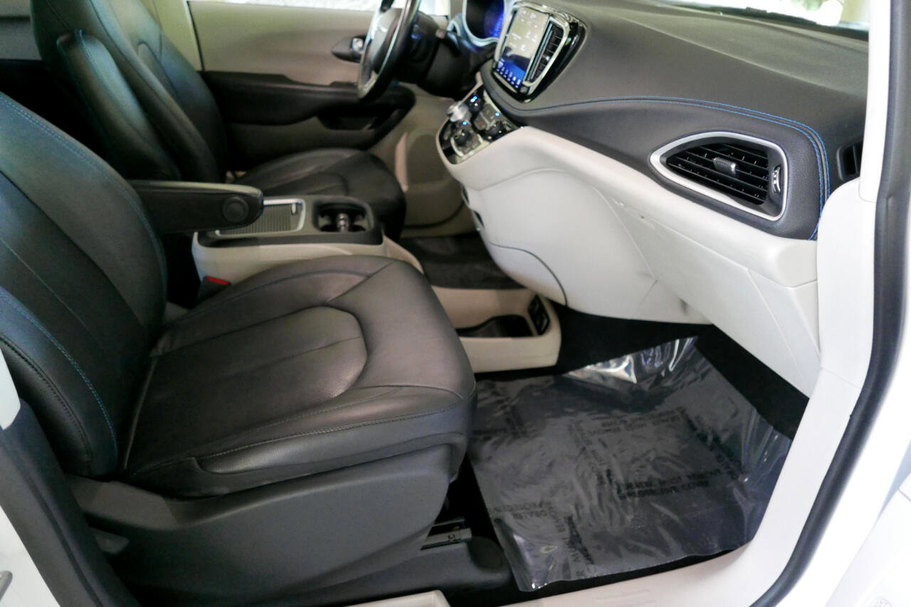 Used 2021 Chrysler Pacifica Touring-L image 10