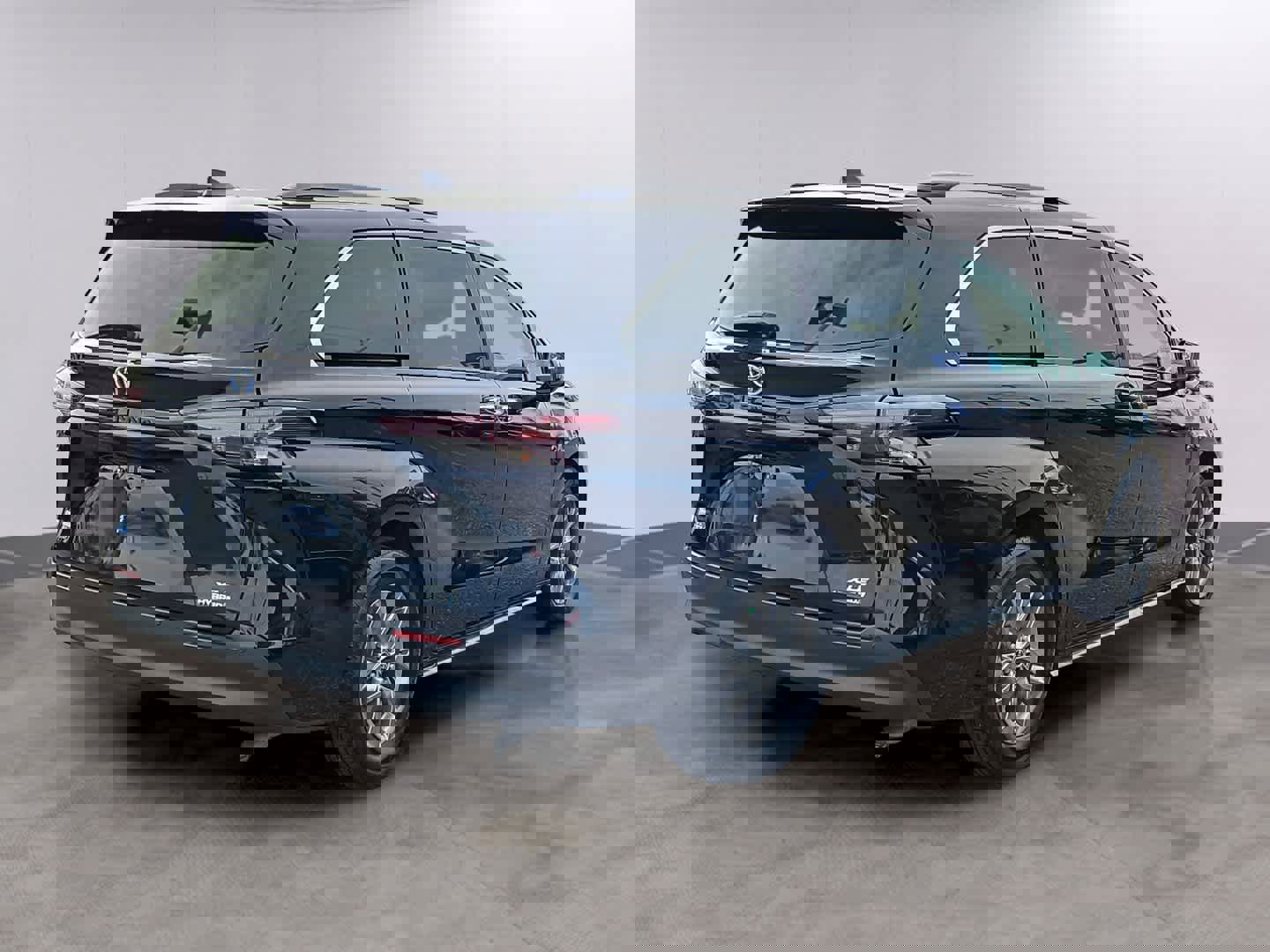 Used 2023 Toyota Sienna XLE w/ XLE Plus Package image 4