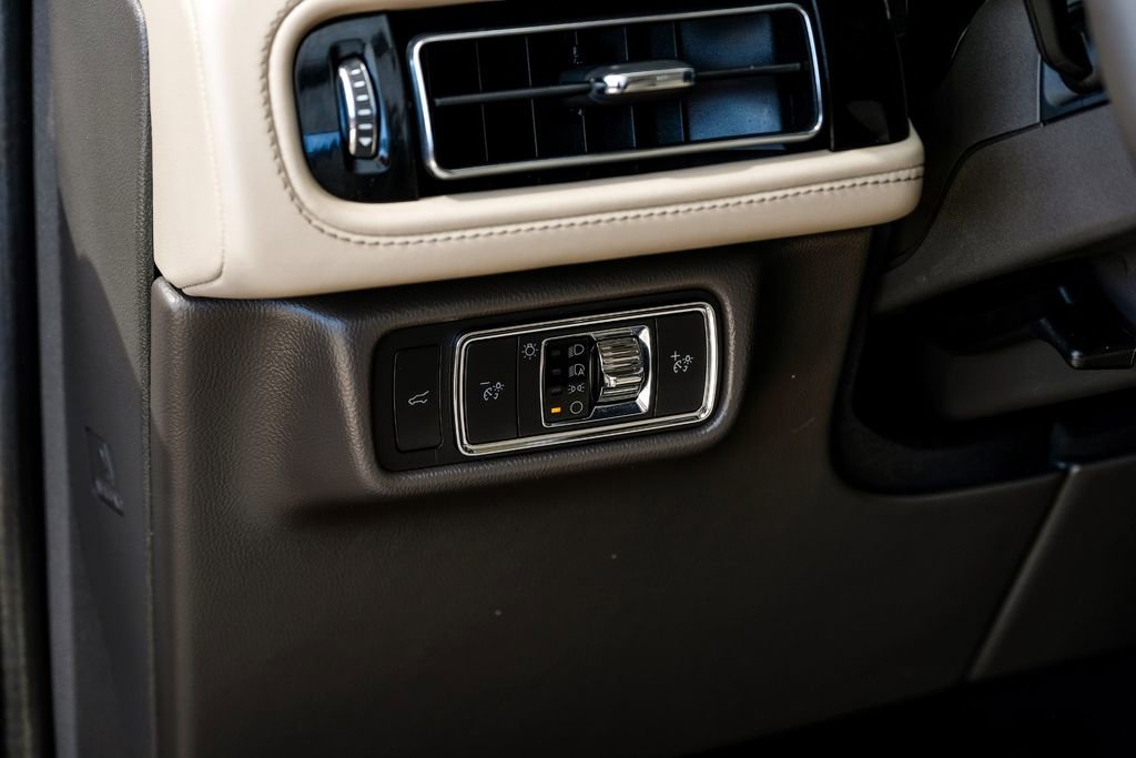 Used 2023 Lincoln Aviator AWD w/ Premium Package image 27