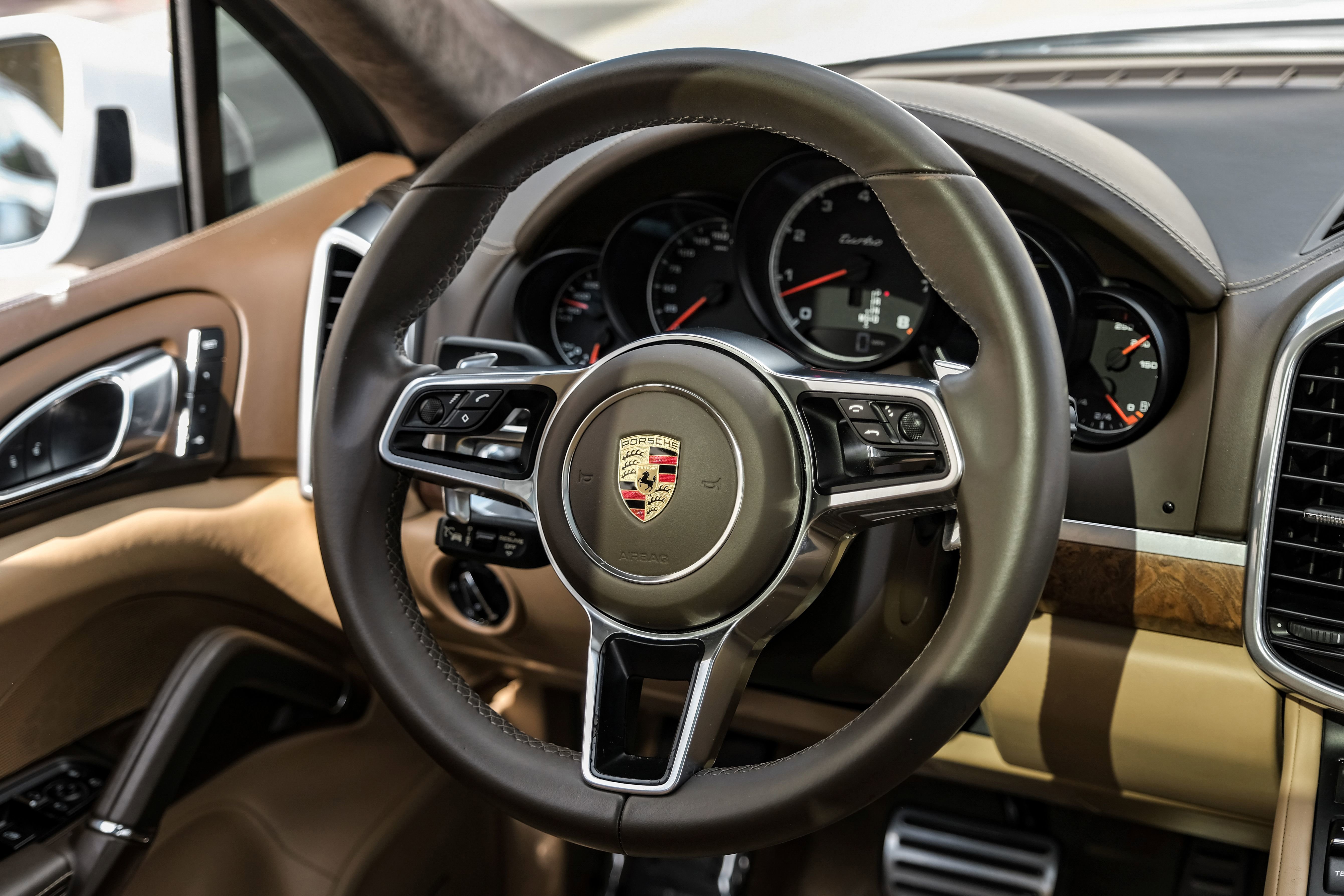 Used 2016 Porsche Cayenne Turbo w/ Premium Plus Package AWD/4WD image 16
