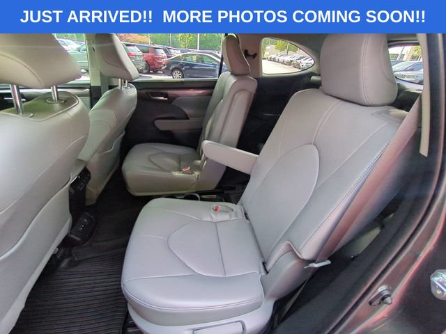 Used 2025 Toyota Highlander Limited FWD image 32