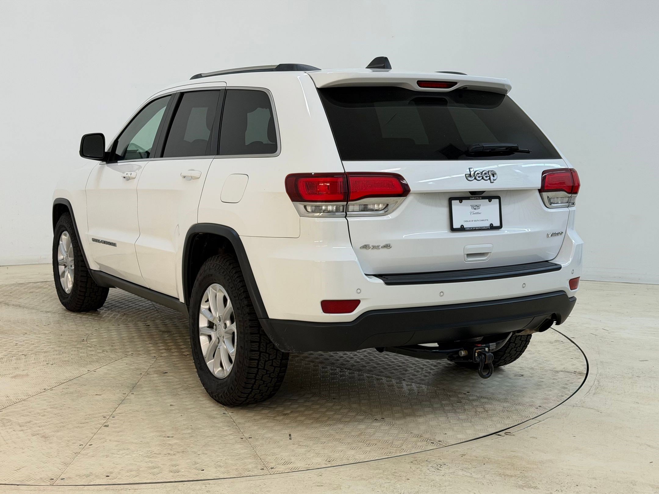 Used 2021 Jeep Grand Cherokee Laredo image 3