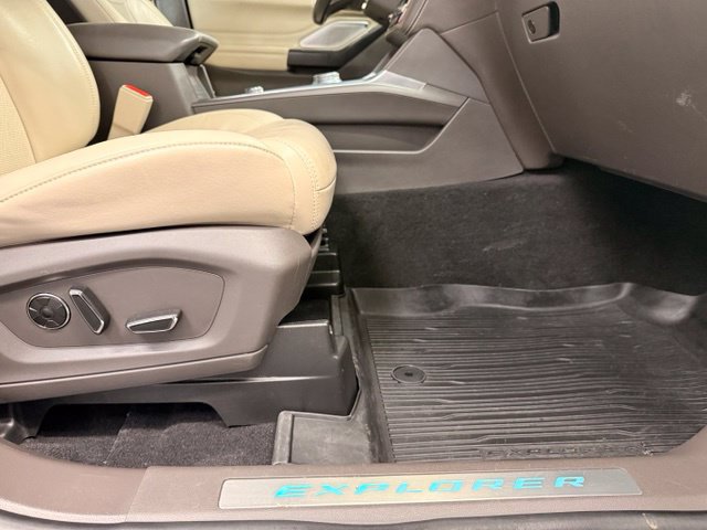 Used 2020 Ford Explorer Platinum w/ Premium Technology Package AWD/4WD image 29