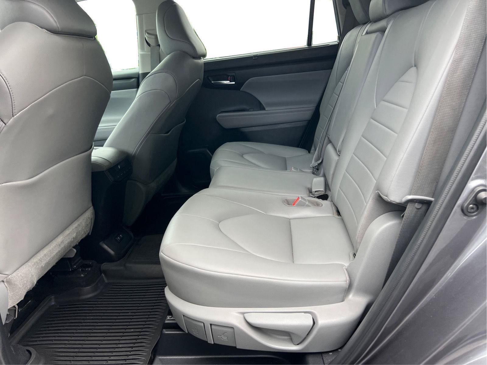 Used 2021 Toyota Highlander XLE AWD/4WD image 11