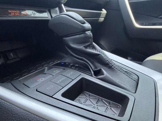 Used 2020 Toyota RAV4 XLE w/ Convenience Package FWD image 19