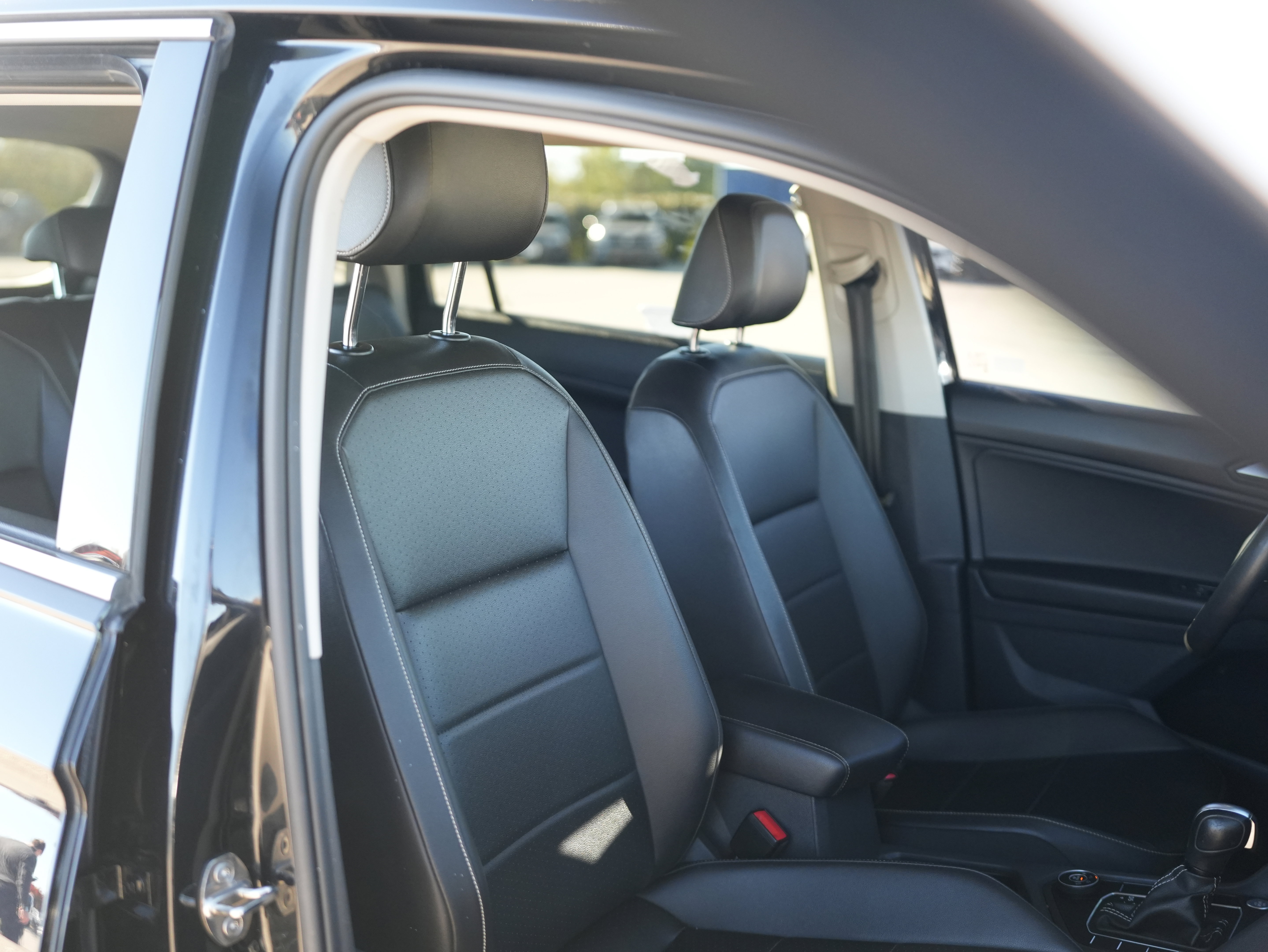 Used 2021 Volkswagen Tiguan SE w/ Panoramic Sunroof Package image 23