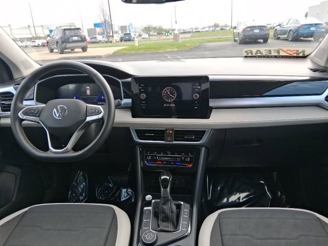 Used 2025 Volkswagen Taos SE image 11