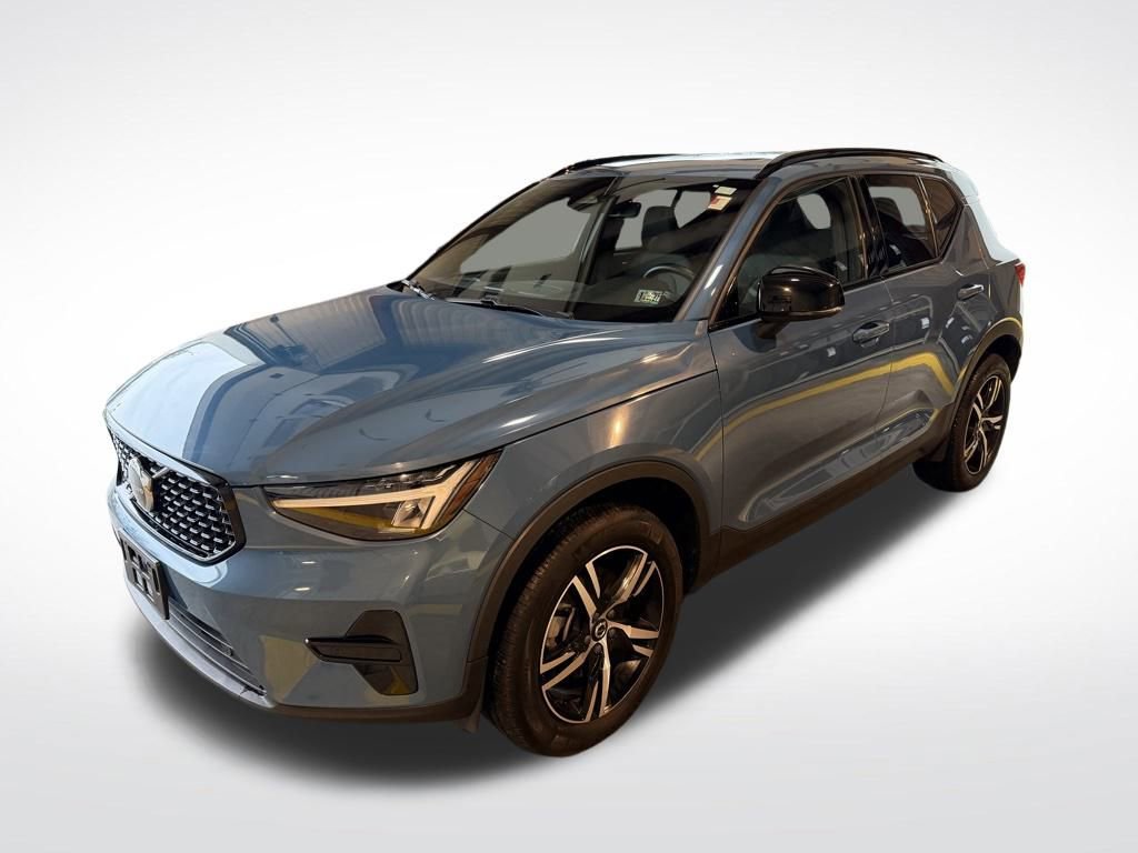 Used 2024 Volvo XC40 B5 Core image 1