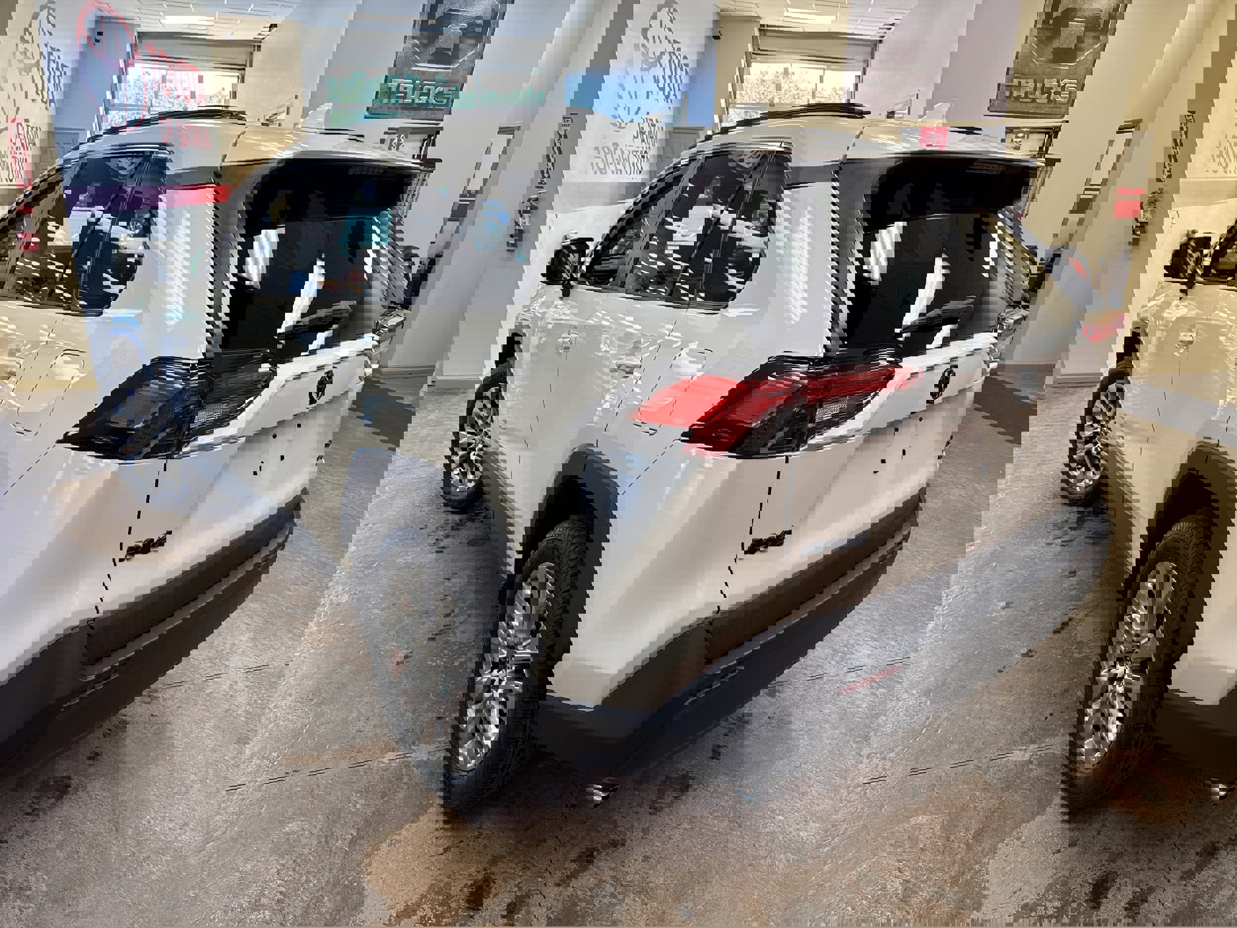 Used 2021 Toyota RAV4 XLE Premium image 10