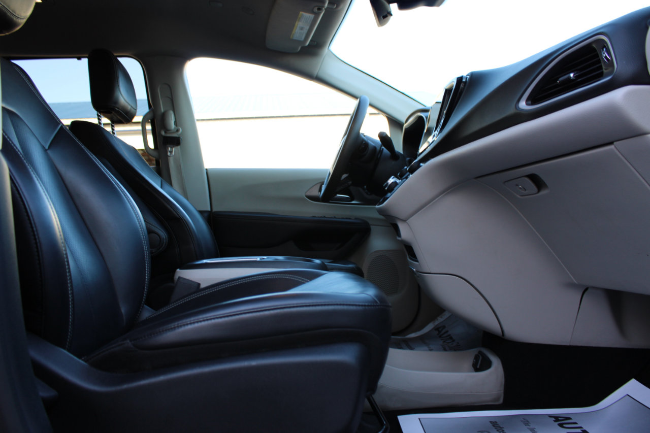 Used 2023 Chrysler Pacifica Touring-L image 42