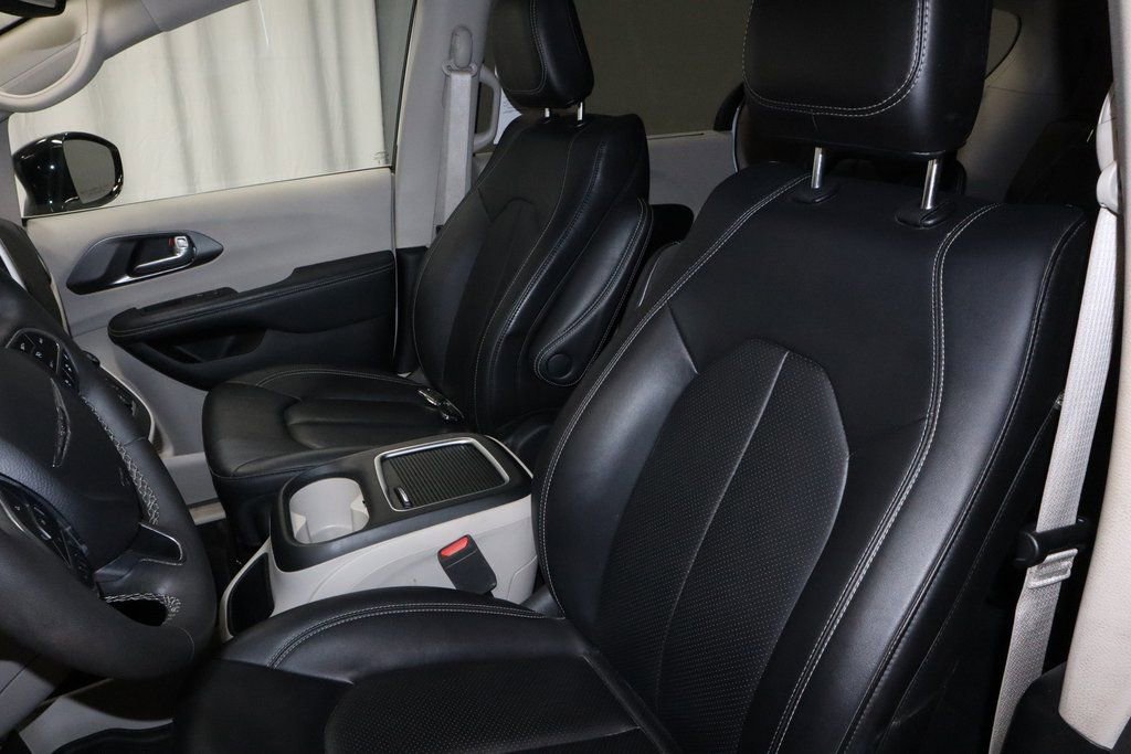 Used 2024 Chrysler Pacifica Touring-L image 25