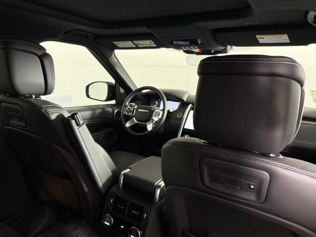 Used 2025 Land Rover Discovery Metropolitan Edition AWD/4WD image 32