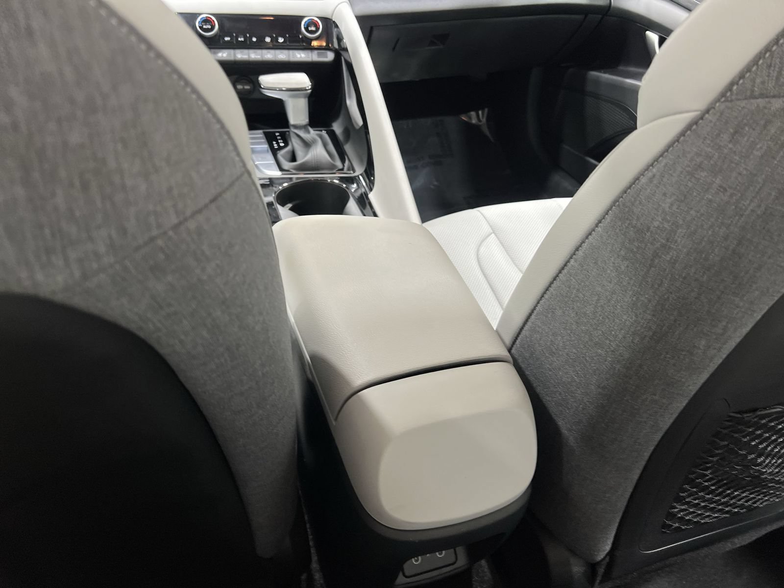 Used 2025 Hyundai Elantra Limited FWD image 20