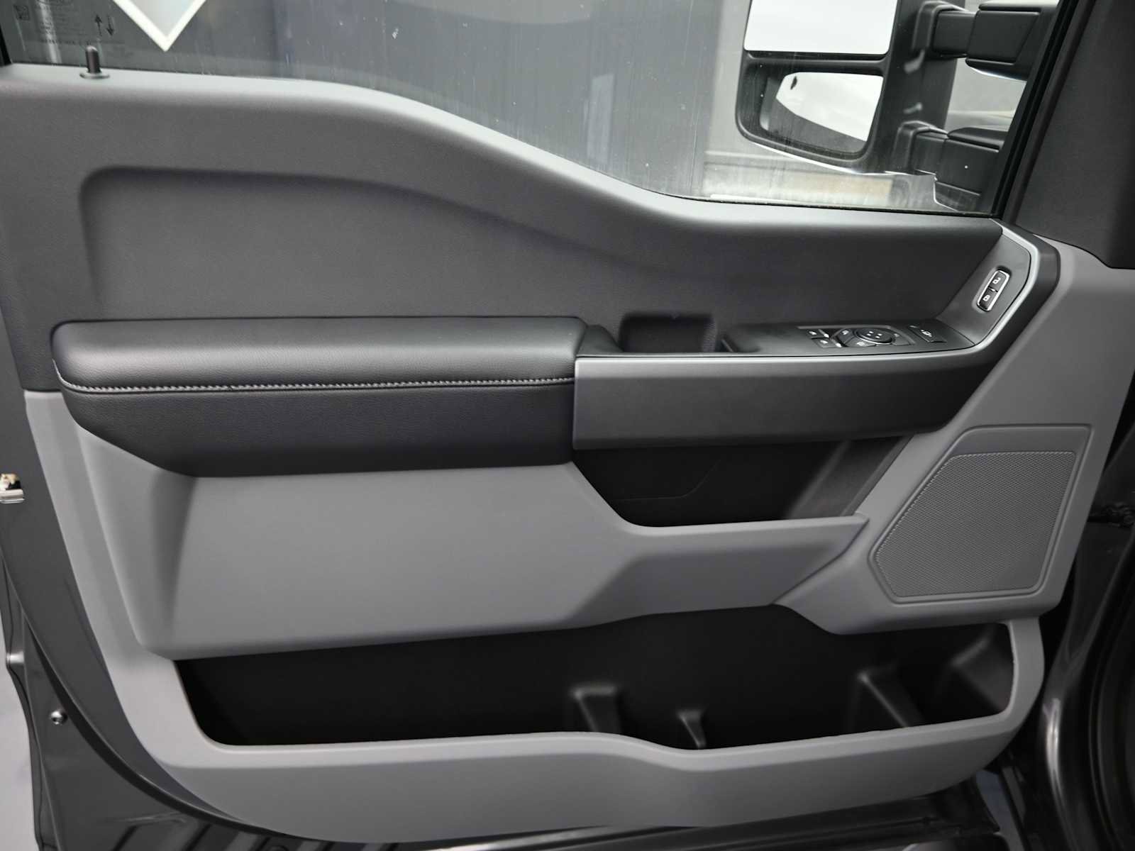 New 2025 Ford F350 XLT image 3